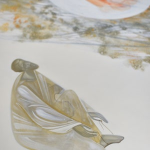Puede incluir: Pintura abstracta que representa una figura con t&uacute;nicas fluidas, en tonos beige y blanco. Arriba, una forma circular contiene una figura humana estilizada en naranja y rojo. La obra evoca la espiritualidad.