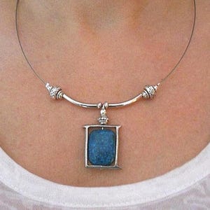 Unieke handgemaakte boho-ketting met blauwe agaat, lichtgewicht zilveren schakels en edelstenen.