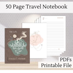 Może przedstawiać: 50-stronicowy notatnik podróżny z brązową okładką z ilustracją vana oraz napisami "Van Life" i "Traveller's Handbook". Notatnik zawiera strony w linie i kwiatowy wzór. Widoczne są również słowa "PDFs Printable File".