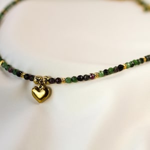 Rubin-Zoisit Halskette mit Herzanhänger Gold | Grüne Rote Naturstein Kette Damen
