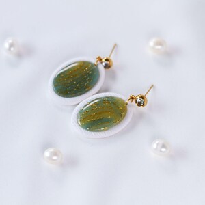 Ovale Polymer Clay Ohrringe Ivory Salbeigrün | Helle Handgemachte Hängeohrringe Minimalistisch | Skandi Schmuck