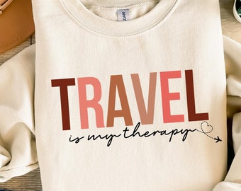 Felpa con cappuccio Travel Is My Therapy, girocollo da viaggio 2024, regalo per viaggiatori, felpa con cappuccio da viaggio, maglione per le vacanze, regalo per amanti dei viaggi