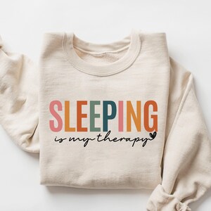 Sudadera "Dormir es mi terapia", suéter con estampado de perezoso, suéter de relajación