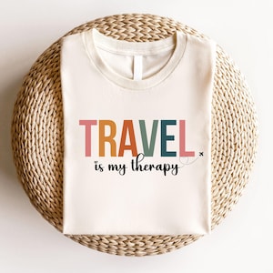 Reise ist meine Therapie Shirt, lustiges Reise T-Shirt, Urlaub Tshirt, Reise Liebhaber Bekleidung, Therapie Shirt, Geschenk für Reiseliebhaber
