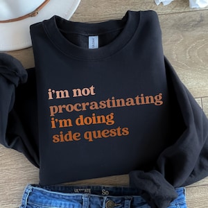 Ik stel niet uit, ik doe nevenmissies Sweater | Grappig gamecadeau | Gezellige gamerkleding | Game Lover-shirt | Cadeau voor gamers