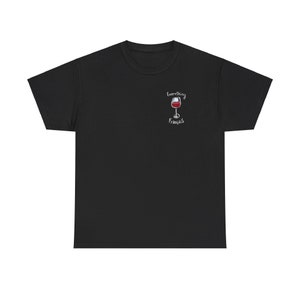 Może przedstawiać: Czarny T-shirt z białym nadrukiem kieliszka wina i tekstem "Wszystko Francuskie".