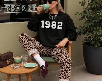 1982 レトロ バーシティ ナンバーズ スウェットシャツ | 1982年生まれ クルーネック