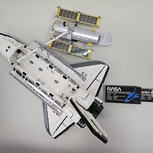 BrickedUpDesigns Icons Space Shuttle Discovery Uchwyt ścienny (10283)