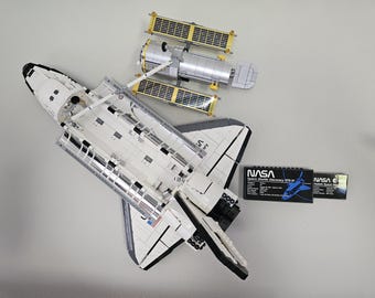 Iconos de BrickedUpDesigns: Soporte de pared para el transbordador espacial Discovery (10283)