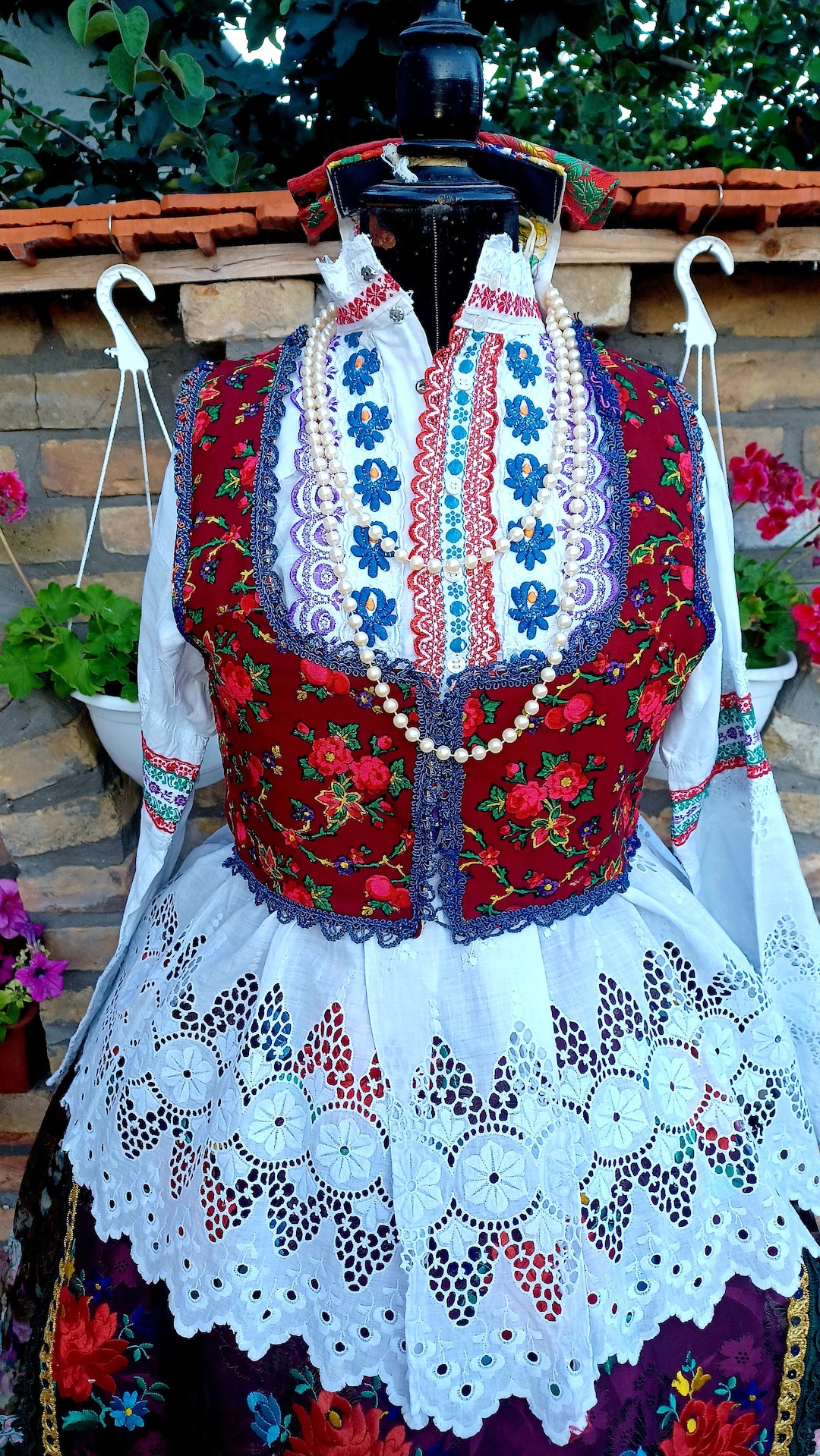 スカート Hungarian vintage embroidery skirt Traditional Hungarian handmade Black and purple embroidery