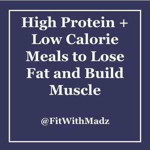 Könnte beinhalten: Ein marineblaues quadratisches Grafikdesign mit weißem Text, der lautet: „Proteinreiche + kalorienarme Mahlzeiten zum Abnehmen und Muskelaufbau“. Die Grafik enthält auch den Instagram-Handle „@FitWithMadz“ in weißem Text.