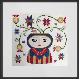 Può includere: Ricamo a punto croce di una persona stilizzata con un vestito a motivi blu, rossi e gialli, con fiori gialli e stelle blu, rosse e gialle che le crescono dalla testa.