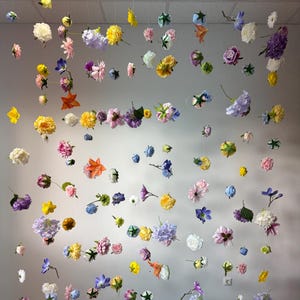 浮かぶ花の写真小道具、吊り下げ式の花のウェディングガーランド、誕生日の背景、本物の花、シルクフラワーの壁、結婚式