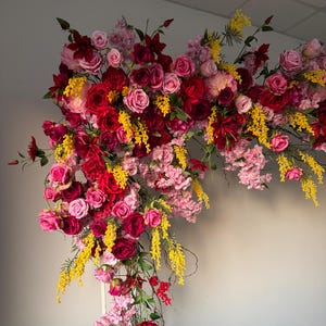 Pinke Ladenfront, Bogenblume, Seidenblume, Hochzeitsdekoration, Seidenblumen, Hochzeitsdekoration, Hochzeitsdekoration, Blumengesteck