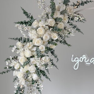 白と緑のウェディングフラワー、バラとユーカリの花飾り、結婚式の祭壇のアーチ、緑の花のガーランド、アーバーの花