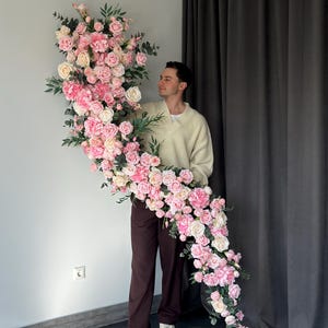 Zachtroze bloemenboog, romantische rozenslinger, kunstbloemboogarrangement, verjaardagsachtergrond, huwelijksreceptie, echte bloem