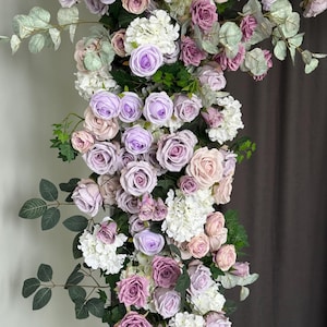 Guirnalda de rosas moradas, flores de arco de seda para bodas, arreglo floral para recepción.
