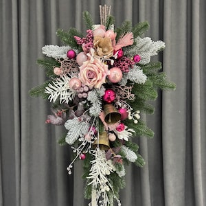 Weihnachten Swag mit Kiefern Rosen Ornamente Glocken, festliche Träne, Haustür Dekor, künstliche Grün, Winter Wandbehang, Weihnachtsdeko