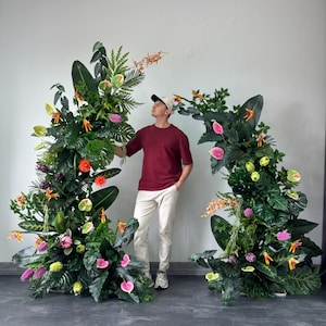 Decorazioni per pergolati tropicali, festoni di verde per matrimoni hawaiani, composizioni floreali per archi per matrimoni in spiaggia, decorazioni per matrimoni con felci monstera, arco per matrimoni