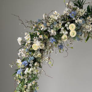 Arco de flores de primavera de color blanco, azul y amarillo, guirnalda de flores silvestres de seda, arreglo de cenador, decoración de flores de verano, flores de pasillo, arco de vegetación