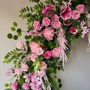 Decoratie bruiloft achtergrond, zijderoze bloem groen boog bruiloft, gangpad bloemen, evenement achtergrond, zomerbloemen boog, boog bloemen