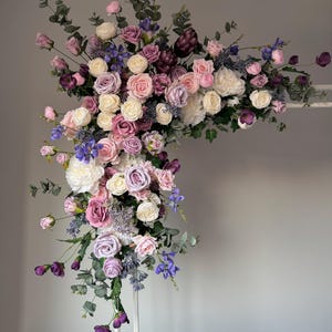 Paarse boogbloemen, bruiloftshoekslinger, zijden bruiloftsslinger, prieelarrangement, verjaardagsdecor, vrijgezellenfeestdecor, gangpadbloemen