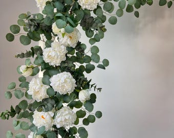 白い花のウェディング背景、牡丹とユーカリのセレモニーアーチガーランド、シルクの花のランナー