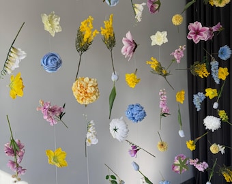 Sfondo floreale con fili, ghirlanda di fiori appesi, fiori realistici, sfondo per compleanni con fili di fiori, decorazioni floreali per feste, fiori galleggianti