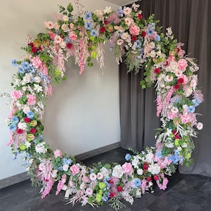 Kleurrijke bloemenboog, zijden roos hortensiaslinger, huwelijksprieel, verjaardagsachtergrond