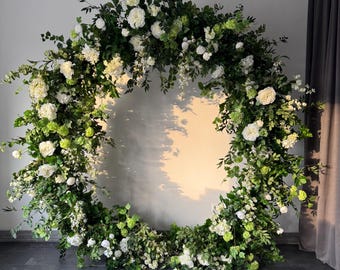 白い結婚式の花、シルクの豊かな牡丹の花輪、アーチの緑のアレンジメント