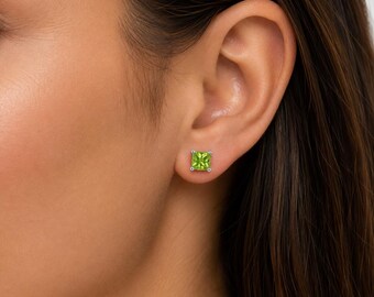 AAA Peridot Ohrstecker: Princess Cut, 14K Weißgold