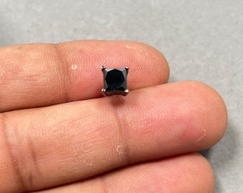 Orecchini a bottone con diamanti neri: oro bianco annerito 14 carati taglio principessa