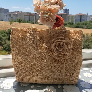 Borsa di paglia lavorata a mano, borsa di filato di carta fatta a mano, borsa di filato di carta lavorata a mano, borsa fatta a mano, borsa beige, borsa a tracolla, borsa elegante, dettaglio rosa
