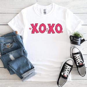 XOXO Valentine&#39;s Day T-Shirt: Pink Sparkly Love Design