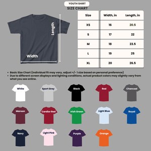Puede incluir: Tabla de tallas de camisetas juveniles con medidas en pulgadas. La tabla incluye tallas XS a XL, con anchos y largos correspondientes. La imagen tambi&eacute;n muestra varios colores de camiseta, incluyendo blanco, negro, rojo y azul marino.