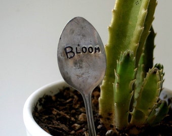 Spoon Plant Stake Bloom (E0257)