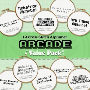 Può includere: Un set di 10 modelli di alfabeto a punto croce a tema arcade. I modelli includono "Press Start Alphabet", "Mekatron Alphabet", "Hero's Legend Alphabet", "Arcade Stickers Alphabet", "RPG Titling Alphabet", "Game Console Alphabet", "Command Alphabet", "Game Screen Alphabet" e "Ultra Boxout Alphabet".