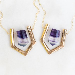 ARIEL / Collier en fluorite violet, collier en cristal de fluorite, fluorite arc-en-ciel, pendentif pointe de cristal, cadeau pour elle, cristal en argent sterling image 1