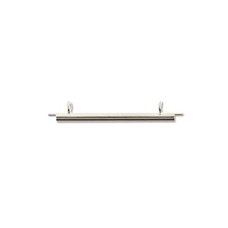 Puede incluir: Barra de metal plateada con dos bucles en cada extremo. La barra mide aproximadamente 3,8 cm de largo.