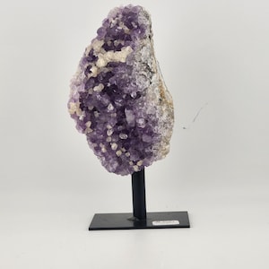 Grupo de amatistas de color púrpura oscuro con flores de calcita sobre soporte de metal negro • Decoración de cristal para el hogar