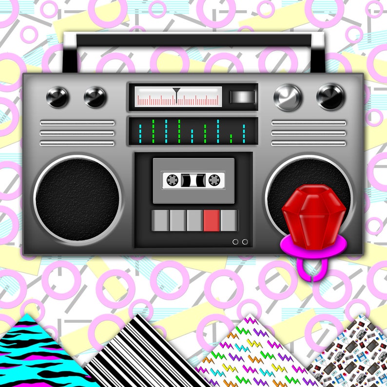 Op de afbeelding: Een zilveren ghettoblaster met een cassettedeck en een rode juweelvormige hanger bevestigd aan de rechterluidspreker.