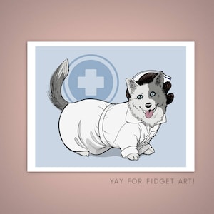Puede incluir: Una ilustración de dibujos animados de un perro con un uniforme de enfermera y una gorra blanca. El perro tiene pelo blanco y negro y ojos azules. El perro está de pie frente a un círculo azul con una cruz blanca en el centro. El texto "YAY FOR FIDGET ART!" está en la parte inferior de la imagen.