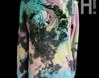 Sudadera unisex de cuello redondo con estampado tie-dye de peces koi luchadores y estampado a mano.