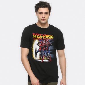 Puede incluir: Camiseta negra con un gráfico de tres personajes de Spider-Man frente a un portal. El texto "Back to the Multiverse" está impreso sobre los personajes.