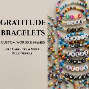 Può includere: Braccialetti colorati con perline con nomi come "BEAU", "JUNE" e "DINA". I braccialetti sono realizzati con perline di vari colori e perline con lettere. L'immagine include anche il testo "GRATITUDE BRACELETS" e "CUSTOM WORDS & NAMES".