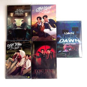 Può includere: Cinque scatole rettangolari di merchandising con fotografie promozionali di artisti musicali. I titoli includono Pond Phuwin Rendezvous, Sea Keen 1st Fan Meeting, Lykn Dusk & Dawn World Tour, Surf Java 1st Fan Meeting e Joong Dunk Eyes On You.
