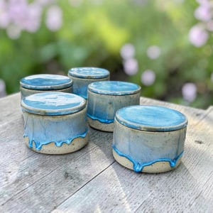 Mantequera francesa de gres hecha a mano – Gres hecho a mano | Colección Azureis, esmalte azul océano