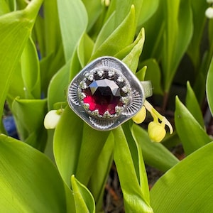 Handgjord ring i återvunnet sterlingsilver, rik röd granatkristall - handstämplad soldesign - ringstorlek UK M (US 6.5) - Anpassade kristallgåvor