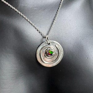 Collana impilabile con ciondolo su misura in argento sterling riciclato, dettaglio a spirale e decorazione con opale etiope - Regali in argento personalizzati