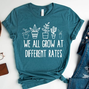 Wir wachsen alle zu unterschiedlichen Raten Shirt, spezielle Bildung Shirt, Shirt Geschenk für Lehrer. Kindergarten Shirts, Erzieher Shirt